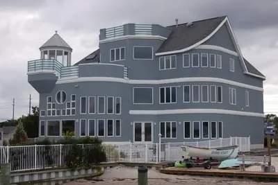 Image de Spectaculaire maison Bayfront avec piscine et vue Ă couper le souffle