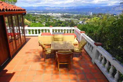 Image de Vivez comme une star dans la maison d'un cinéaste à Hollywood Hills