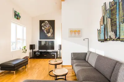 Image de Appartement lumineux et élégant avec des œuvres d'art moderne, grand balcon et bain à remous. Conviviale et familiale