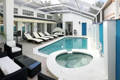 Image de Superbe piscine sur la cour