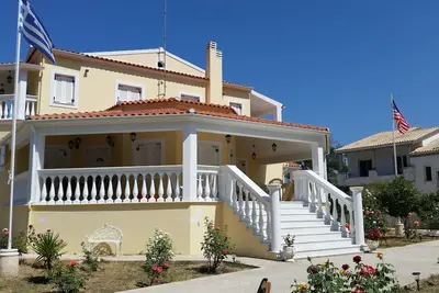 Image de Une luxueuse villa dans un quartier résidentiel w \/ distance de marche de Sidari Ressort!
