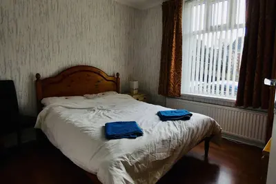 Image de Toute la colline Breeze House - jusqu'à 9 personnes