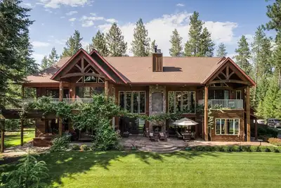 Image de 7000 élégantes s / f Accueil Waterfront sur 5 boisée Acres Cda LakeRiver