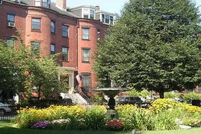 Image de Luxe 3 Br \/ 2 Ba + Patio privé sur l'une des rues les plus désirables de Boston