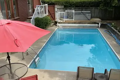 Image de Chalet rénové avec 3 chambres, piscine chauffée, bain à remous, vue, à quelques pas du village / colline