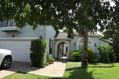 Image de Belle 3 Cac maison avec grand patio tropical, bain à remous dans une communauté fermée