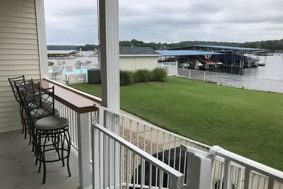 Image de Marche minimale / escaliers! 3bd Condo - 30 sec à pied du patio fermé à la piscine / lac