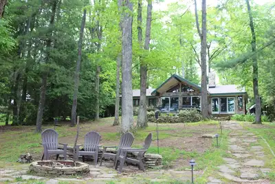 Image de Cozy Lakefront Cabin avec une vue imprenable!