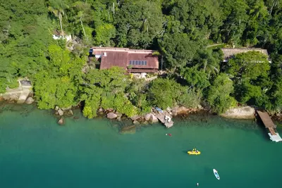 Image de Maison en bord de mer avec femme de ménage et batelier - Paraty (sur l'île)