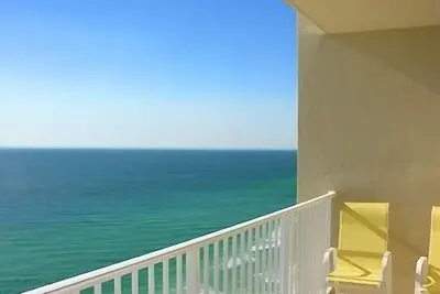Image de Tidewater Beach Resort. Condo de luxe face à l'océan sur la plage!