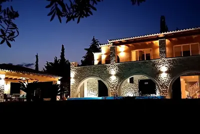 Image de Une villa privée à un emplacement privilégié, juste au large de la côte rocheuse. Piscine.