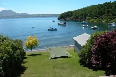 Image de Unique Waterfront Bach. 913 Acacia route de la Baie. Taupo