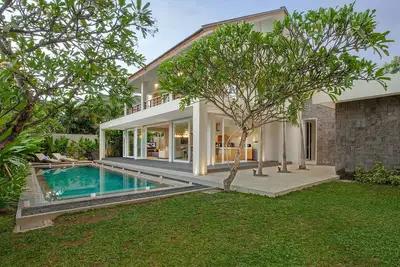 Image de Réservez 3 chambres dans une villa avec piscine privée de 4 chambres, service quotidien