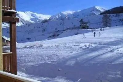 Image de Ski et randos à Crévoux. Appartement dans petite résidence, au pied des pistes.
