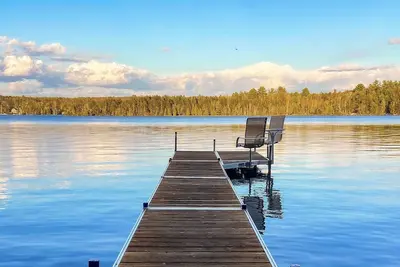 Image de Charmante maison avec accès direct au lac, proche de la ville