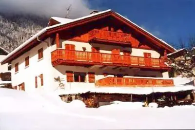 Image de Très bel appartement mansardé (90 m2) tout le dernier étage d'un chalet traditionnel face au mont blanc, triple exposition, sud, est, ouest, vue exceptionnelle.