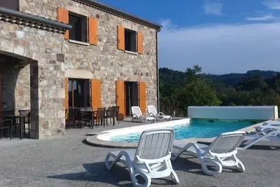 Image de maison en pierres avec piscine privée sud ardèche proche grotte chauvet
