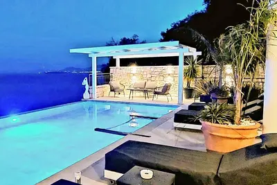Image de Agni Bay, luxueuse villa vue mer \/ piscine \/ WiFi \/ Ac \/ smart-Tv \/ Bbq \/ plage
