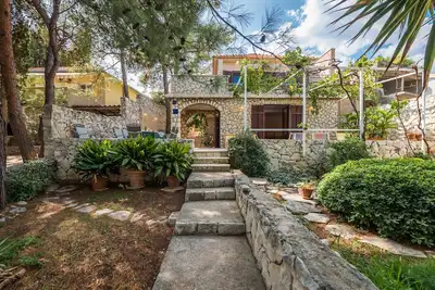 Image de Élégante maison en pierre au bord de la mer, près de la vieille ville de Trogir