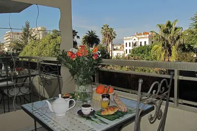 Image de Beau Studio Cannes Croisette (5 mn à pied) Tres Calme. Garage. Terrasse Sur Parc