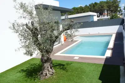 Image de maison Sésimbra\/Meco avec Piscine et jardin privés pour 8 pers, proche Lisbonne