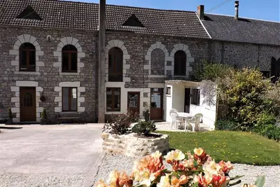 Image de Moulin à eau tranquille situé dans un hameau paisible
