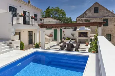 Image de Belle villa traditionnelle en pierre dalmate, piscine privée et vue sur la mer, à seulement 200 mètres de la plage!