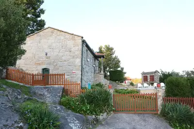 Image de Chalet touristique Pontecaldelas, Pontevedra, jardin de 700 m2 avec barbecue,