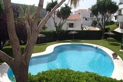 Image de 2 Bedroomed appartement donnant sur piscine communautaire