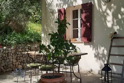 Image de séduisante bastide au pied du Garlaban. Vue imprenable sur la sainte Baume.