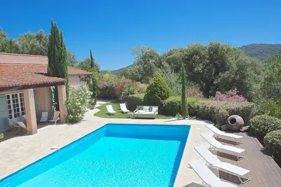 Image de Region Saint Tropez, maison de charme avec piscine et vue sur massif des Maures