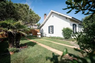 Image de A 450 m des plages, maison toute équipée avec jardin arboré.