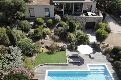 Image de Villa d'architecte avec piscine et vue exceptionnelle sur la mer