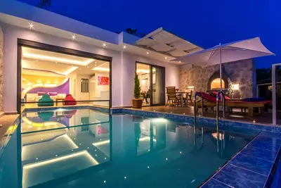 Image de Villa Lune de Miel avec piscine intérieure chauffée isolée, bain turc, sauna et vues