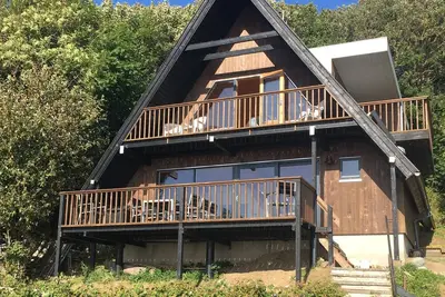 Image de Willerslev. Bien que le droit chalet sur l'eau. La maison possède sa propre jetée et l'aviron bateau.