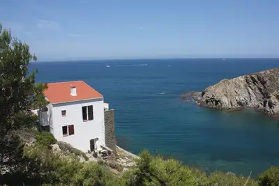 Image de Grande Maison au bord de la Mediterranee sur plage avec pieds dans l'eau