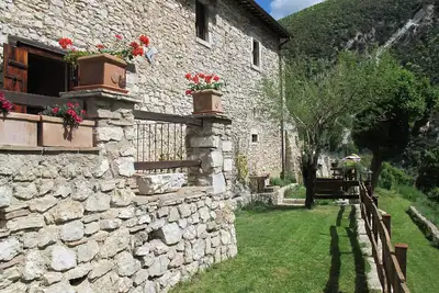 Image de Maison rurale ancienne avec jardin dans le village de Valnerina