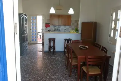 Image de Villa indépendante avec deux grandes vérandas, 8 + 1 lits, à 300 m de la mer.