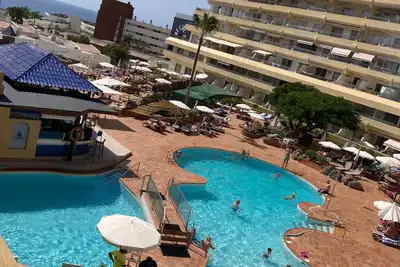 Image de Bel appartement avec vue panoramique imprenable sur la mer, la marina et les piscines