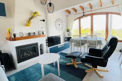 Maison calme avec belle vue mer, ville et montagne avec Wifi