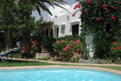 Image de Villa récemment rénovée dans secteur calme avec piscine, jardin près de la plage