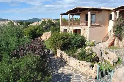 Image de Villa avec jardin entre granit et maquis méditerranéen. Splendide vue mer
