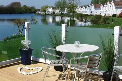 Image de Belle Lodge de style Nouvelle-Angleterre avec une vue imprenable sur le lac