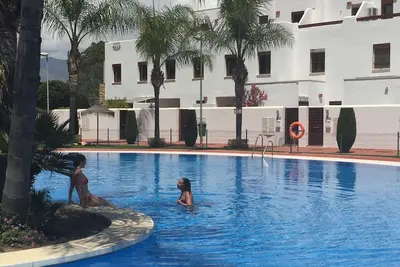 Image de Maison de ville spacieuse pour 8 personnes, prise en sandwich entre une belle piscine et un parcours de golf