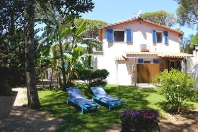 Image de 6 lits, à 300 mètres de la plage, Wifi, barbecue, douche extérieure.