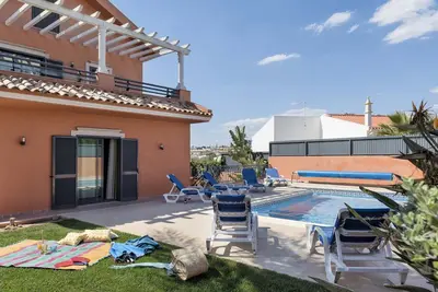 Image de Villa de luxe avec piscine privée, à distance de marche de la bande