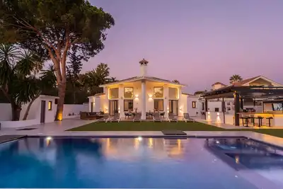 Image de Villa (300m2) en bord de mer avec piscine privée (9x4m), jardin (1000m2)