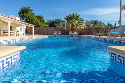Image de villa de vacances avec grande terrasse et une grande piscine