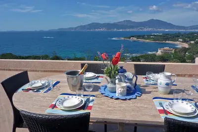 Image de Mini villa avec jardin et terrasse panoramique à 150m. de la mer.