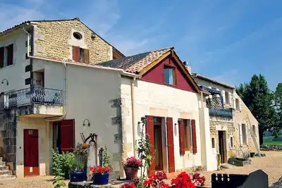 Image de Maison familiale avec grande piscine à débordement chauffée, vues spectaculaires et plus